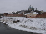 А сам Смоленский кремль — сооружение очень большое. В нем целый город находится. Так он выглядит со стороны Днепра!