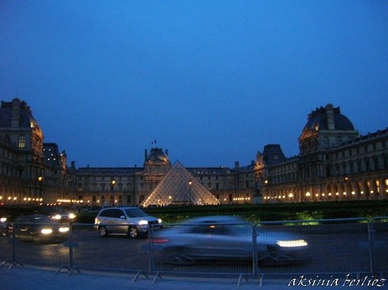 вечерний Лувр Париж, Франция
