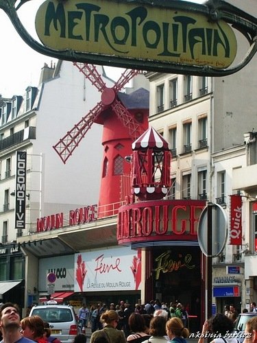 Знаменитая Красная Мельница Париж, Франция