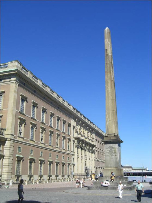 Обелиск у Королевского дворца Стокгольм, Швеция