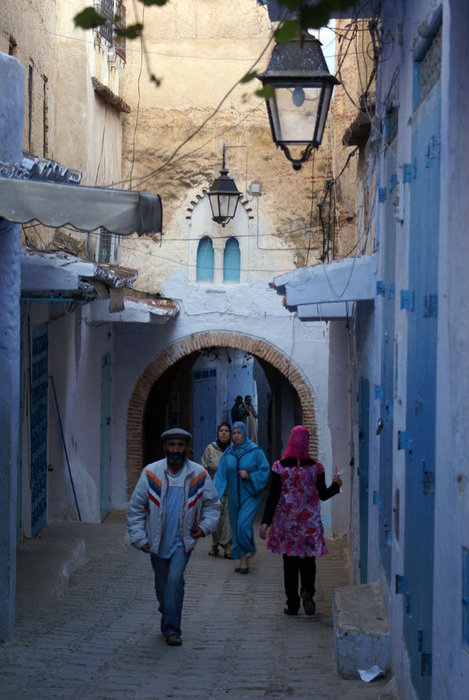 На улочке в голубой медине Шефшауэн, Марокко