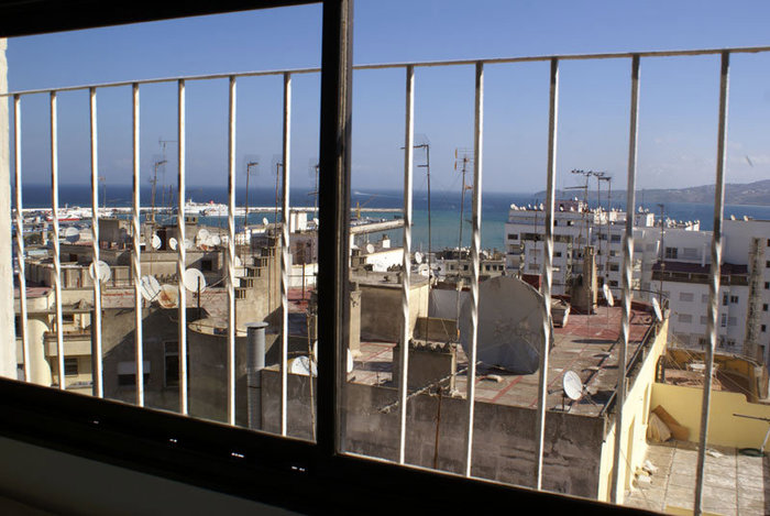 Вид на крыши Танжера из окна квартиры