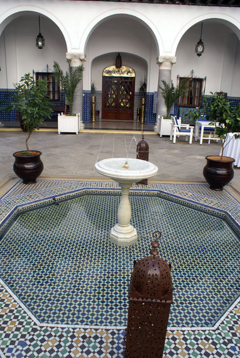 Фонтан в отеле Танжер, Марокко
