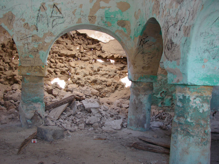 Внутри заброшенной мечети в Кебели Тунис