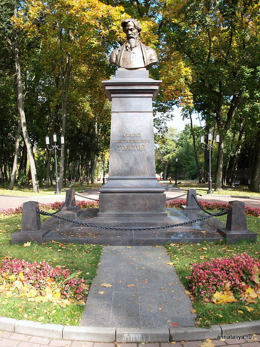 Памятник А.К. Толстому в парке. Брянск, Россия