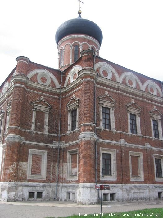 Волоколамский Кремль очень маленький — 2 храма и колокольня. Но уютный. Вот это Никольский собор.
