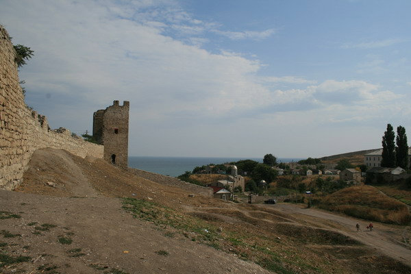Карантинный холм и стены крепости Кафа Феодосия, Россия