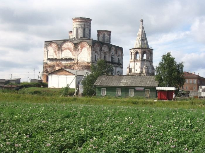 Холмогоры — это древняя столица Двинской земли, грубо говоря, Архангельской области, пока Петр Первый не перенес ее в сам Архангельск. Сейчас Холмогоры — село с красивым, но заброшенным Спасо-Преображенским собором. Архангельская область, Россия