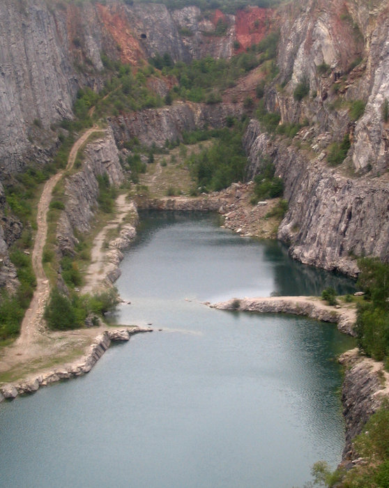 Озеро на дне карьера Большая Америка Карлштейн, Чехия