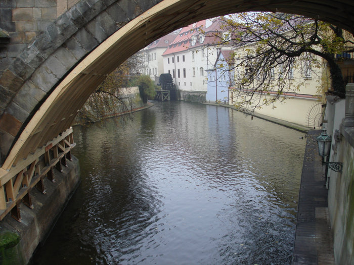 под Карловым мостом на протоке Чертовка Прага, Чехия