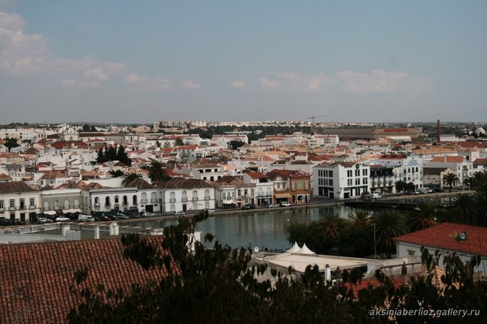 вид на реку Жилон со стен замка Тавира, Португалия
