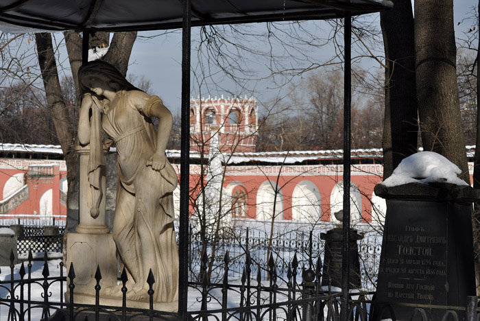 Решетки, столбики, нарядные гробницы... Москва, Россия