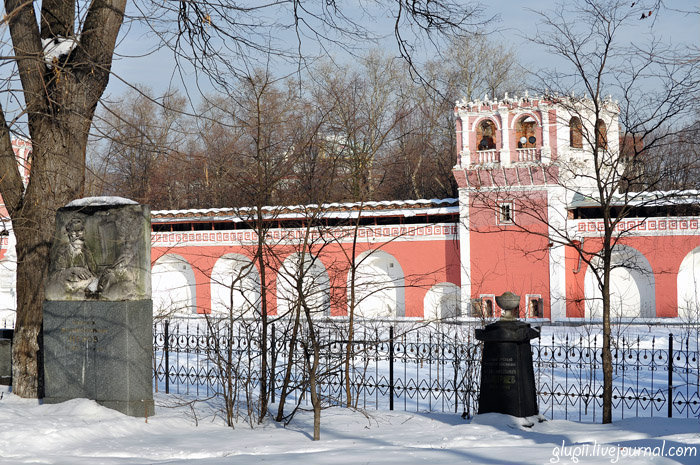 Решетки, столбики, нарядные гробницы... Москва, Россия