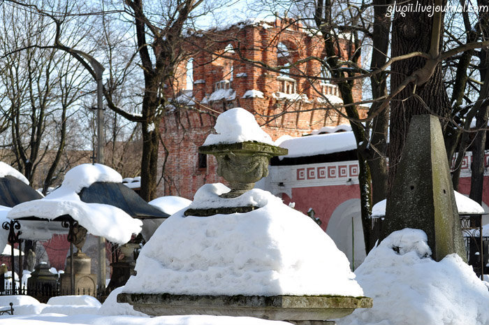 Решетки, столбики, нарядные гробницы... Москва, Россия