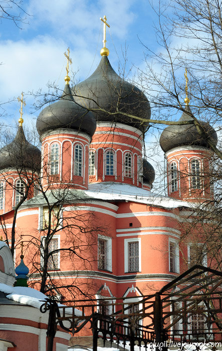 Решетки, столбики, нарядные гробницы... Москва, Россия