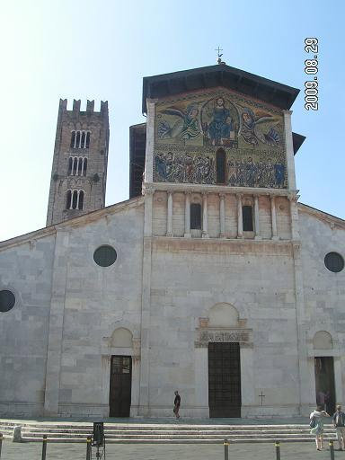 Тот самый фасад с мозаикой Лукка, Италия