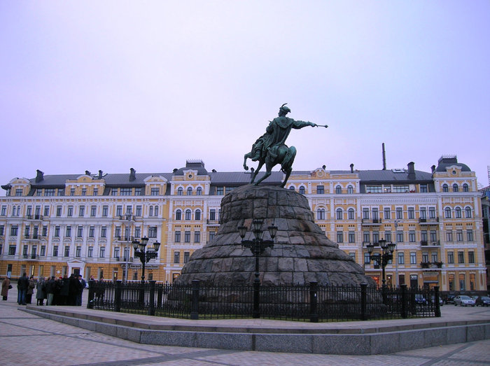 Памятник Богдану Хмельницкому перед Софийским собором Киев, Украина