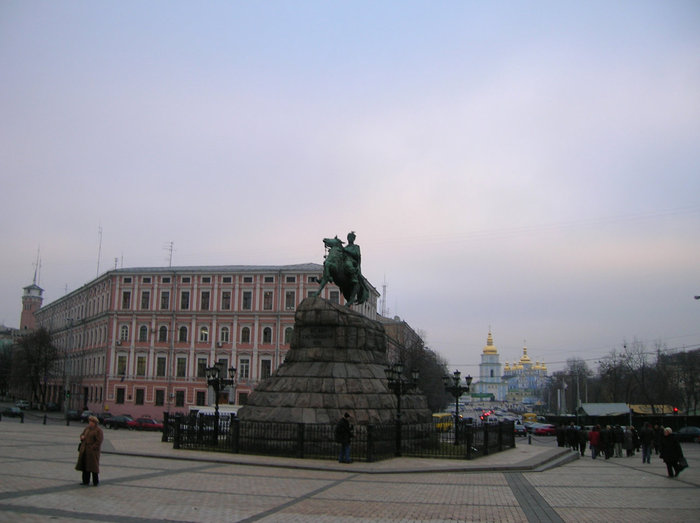 Памятник Богдану Хмельницкому перед Софийским собором. На заднем плане — Михайловский собор Киев, Украина