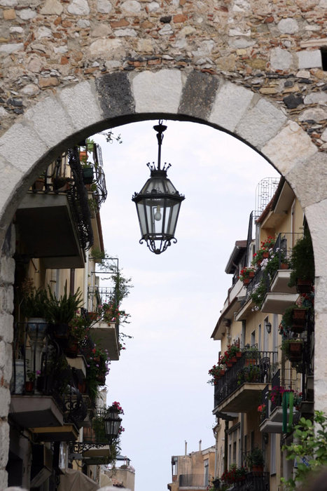 Средневековая улица, ворота Собора Таормина, Италия