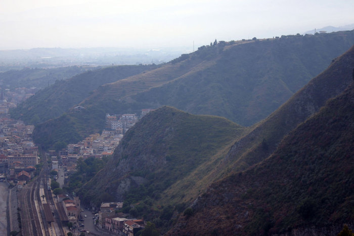 Город Таормина расположен на горе, на которую можно подняться по канатной дороге. Таормина, Италия