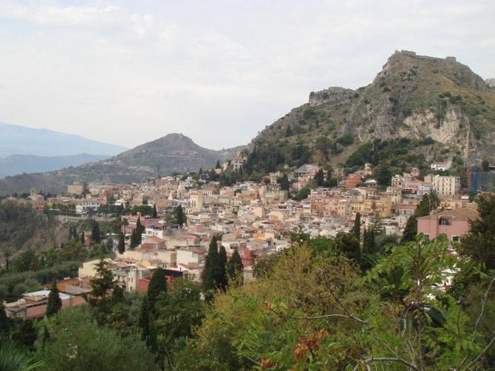 Вид на Таормину с высоты театра Таормина, Италия