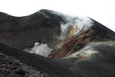 Вулкан Этна действующий. С завидной периодичностью он напоминает о себе, то выбросами лавы, то более серьезными проявлениями.