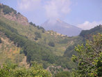Вид на вулкан со смотровой площадки по дороге на Этну. Путь к вершине лежит через городок Зафферана Этнеа, расположенный на склоне Этны.