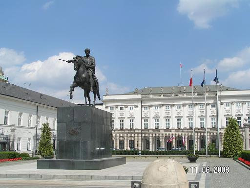 Дворец и памятник перед ним