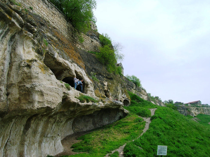 На подходе к крепости. Слева уже видны пещеры Бахчисарай, Россия
