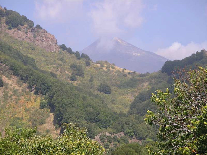 Суровая красота вулкана Мессина, Италия