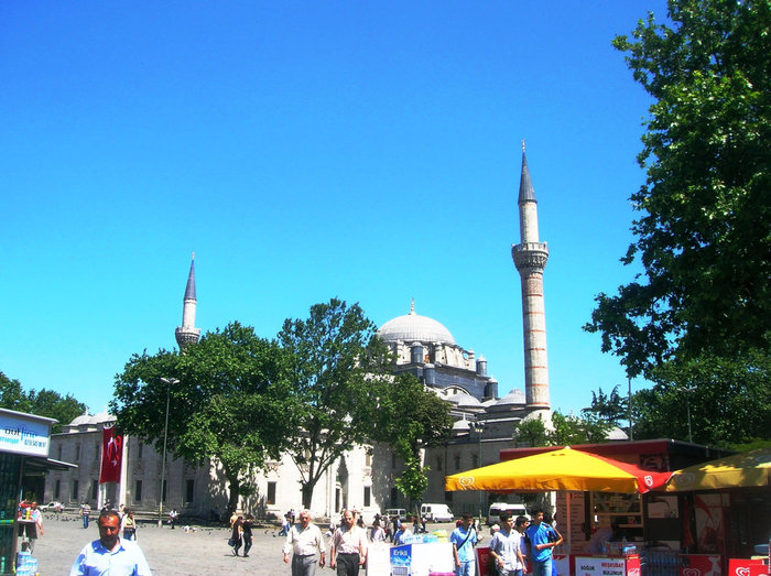 Мечеть Баязет (или Баязит?): вид от местного университета Стамбул, Турция
