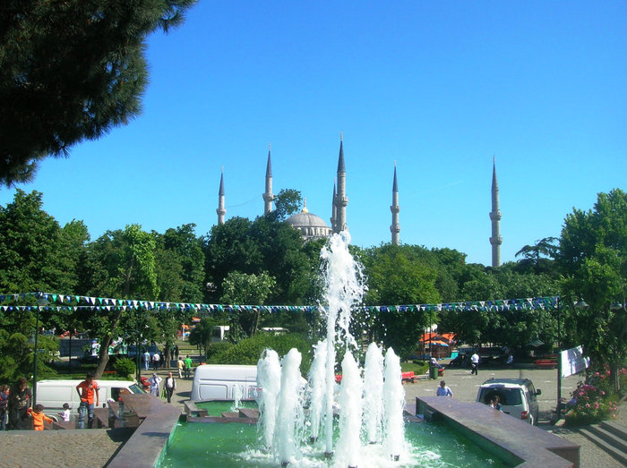 За фонтаном — знаменитая мечеть Султанахмет Стамбул, Турция