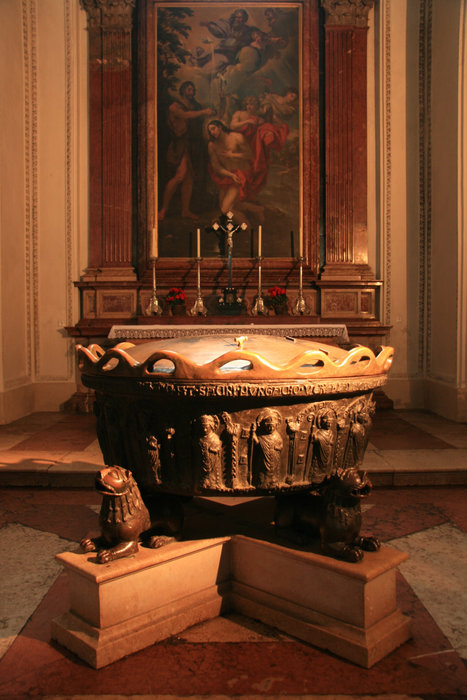 купель, в которой крестили Моцарта Зальцбург, Австрия