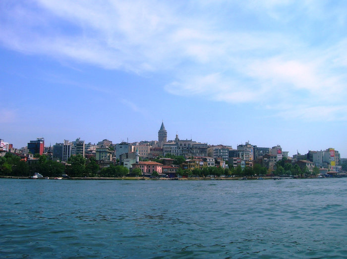 Противоположный берег с кварталом Галата и Галатской башней Стамбул, Турция