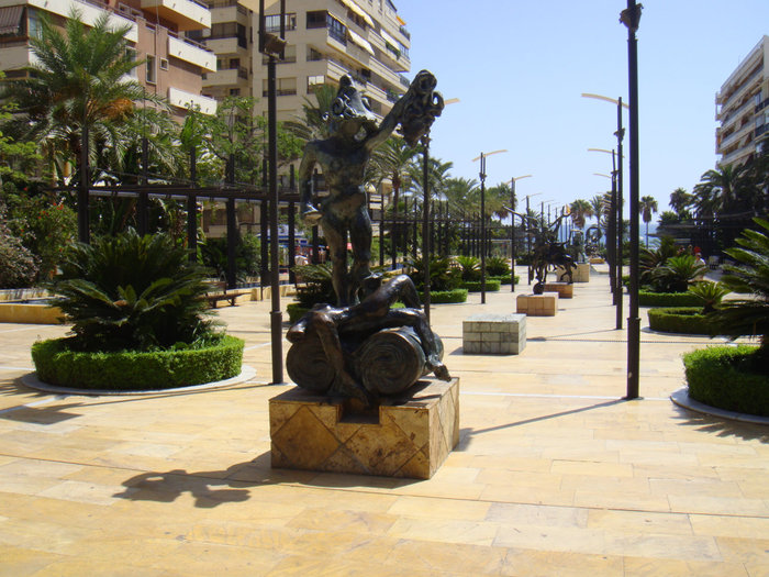 Авенида Дель Мар — аллея с бронзовыми скульптураму Сальвадора Дали (оригиналами). Марбелья, Испания