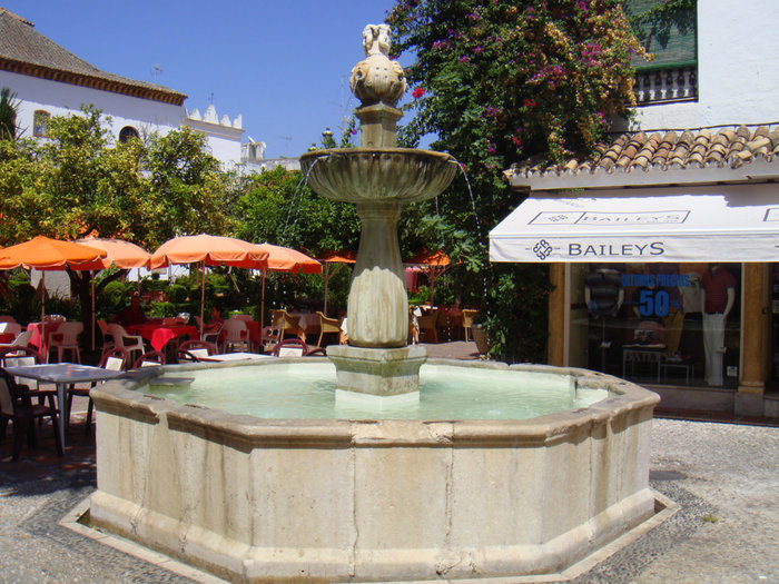 Фонтан эпохи Возрождения на Апельсиновой Площади... Марбелья, Испания