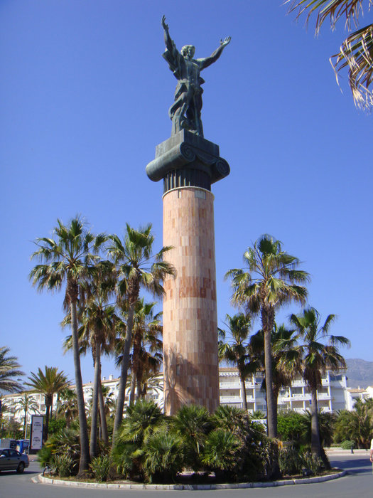 Памятник Зураба Церетели Победа, называемый испанцами Русский, который никогда не видел моря... Марбелья, Испания