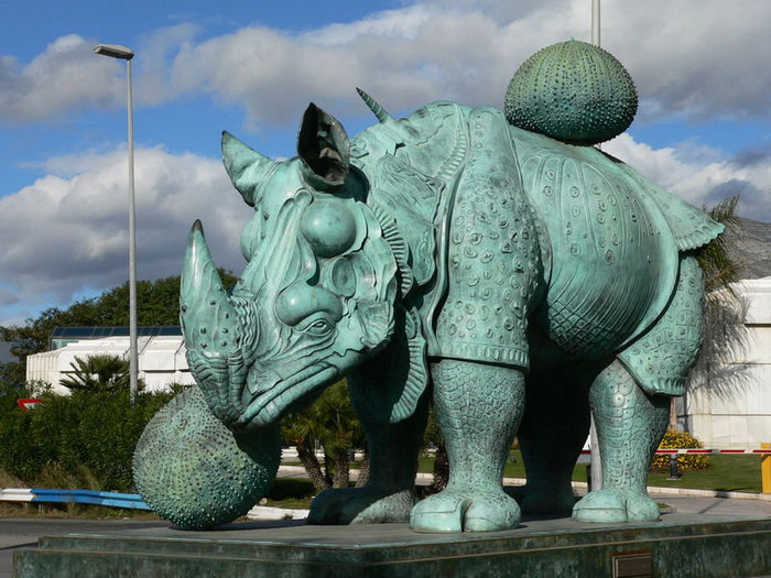 Знаменитый носорог Рино Сальвадора Дали встречает и провожает Вас при въезде в Пуэрто Банус и выезде из порта... Марбелья, Испания