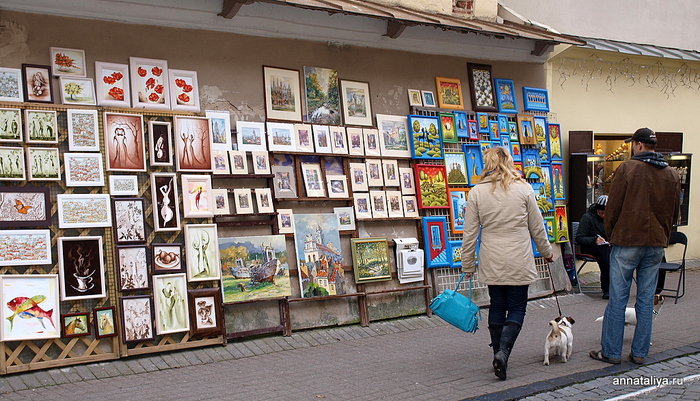 Здесь всегда много туристов, на развалах местные художники продают свои картины, музыканты играют на дудочках и свистелках, а вильнюсцы предпочитают прогуливаться здесь с декоративными маленькими собачками. Вильнюс, Литва