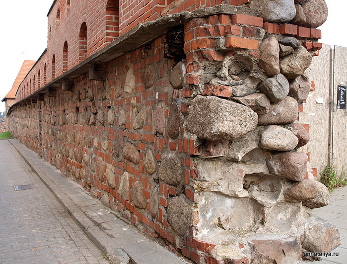 Кстати, неподалеку от этого места раньше проходила городская стена, и сейчас, как и замок Гедиминаса, ее тоже активно восстанавливают. Вильнюс, Литва