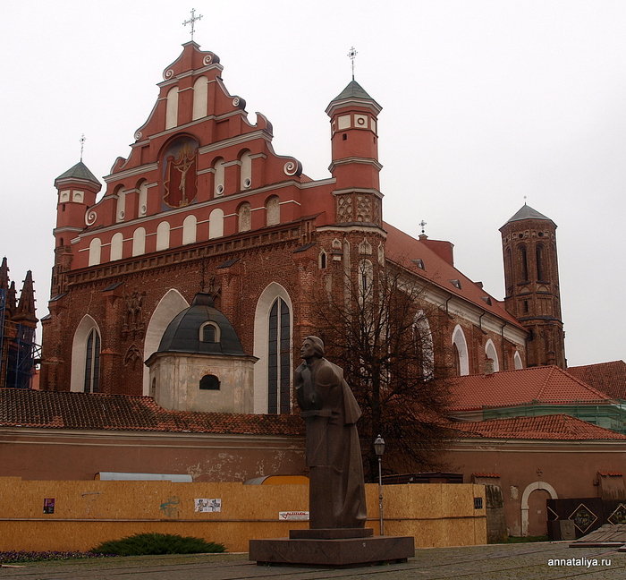 Рядом с костелом святой Анны стоит другой костел — бернардинцев Вильнюс, Литва