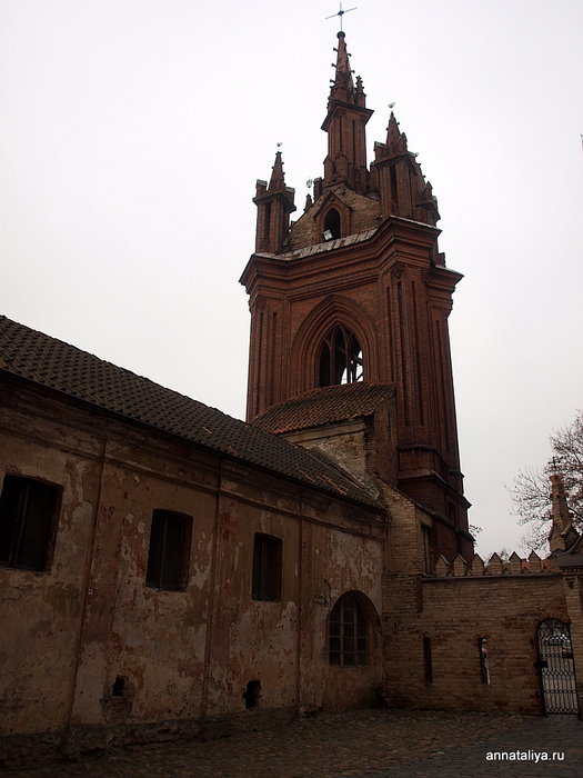 Вид с территории костела на колокольню. Вильнюс, Литва