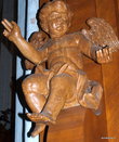 Внутри костел тоже оригинален — хотя бы тем, что его алтари украшают деревянные фигуры...