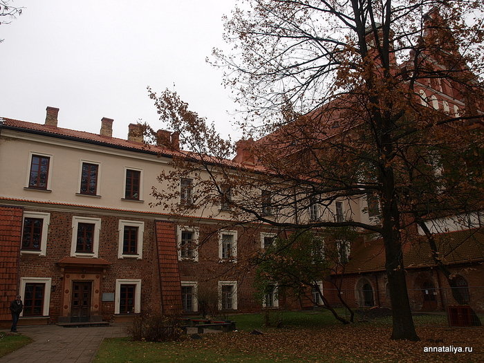 Рядом с костелом бернардинцев находится их же монастырь. Он еще старше костела и раньше был одним из самых крупных в Вильнюсе. Вильнюс, Литва