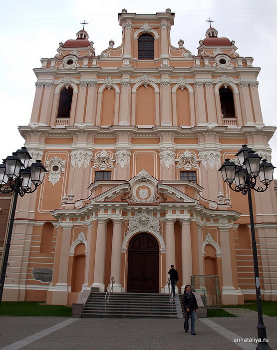 Фасад костела святого Казимира. Вильнюс, Литва