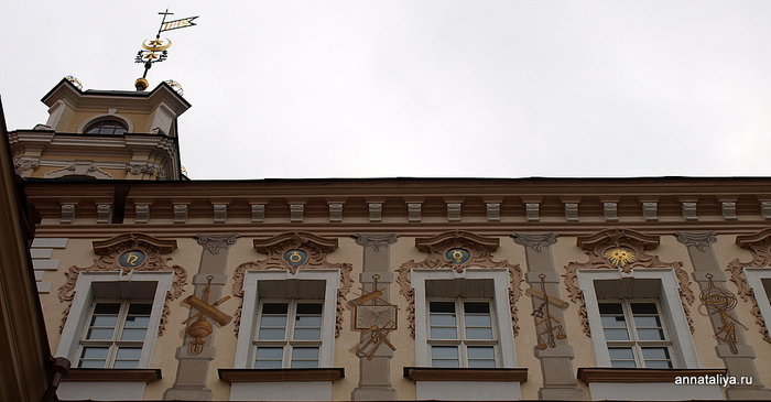 Обсерватория. Ее здание весьма милое, особенно мне понравились пилястры у самой крыши с фресками 18 века, где можно узреть изображения математических и астрономических приборов и символов семи планет Солнечной системы. Вильнюс, Литва