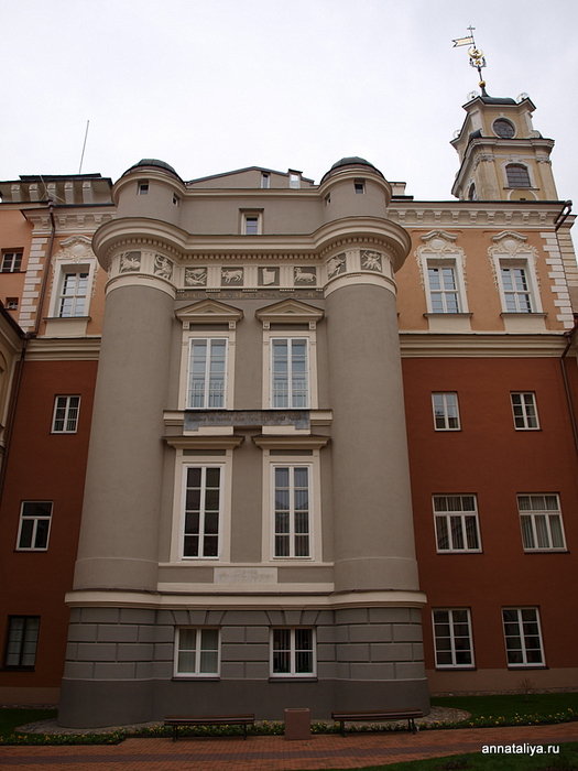 Фасад здания обсерватории Вильнюс, Литва