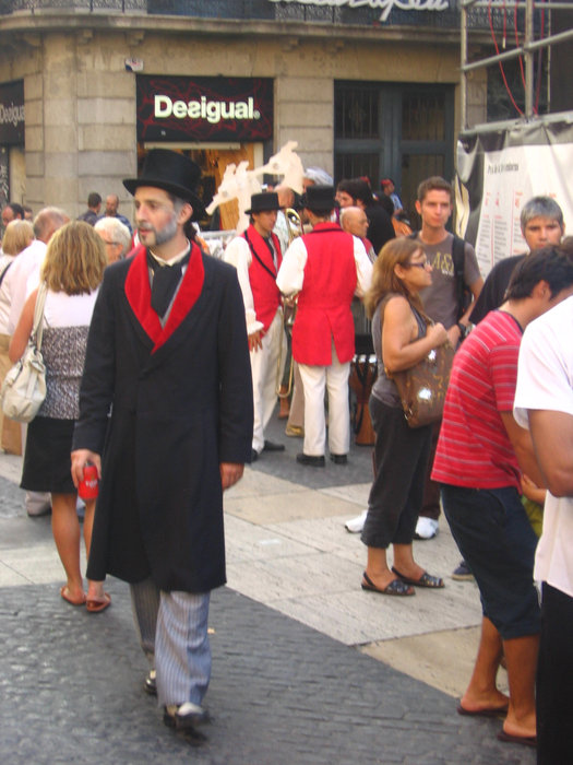 Еще до начала праздника — по всему городу ходят разряженные люди, атмосфера чудесная Барселона, Испания