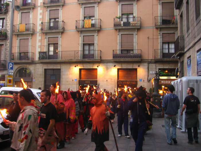 Двор рядом с ратушной площадью — тут тушили факелы, перестраивались и готовились к финальному действу Барселона, Испания