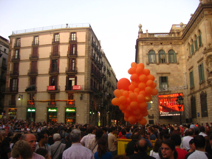 Placa de Sant Jaume — тут финал всего карнавала. Рыжие шарики, насколько я понял — барселонские несогласные. Они скандировали какие-то лозунги, впрочем, вполне мирно и по своему празднично Барселона, Испания